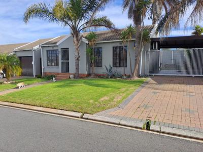Townhouse For Sale in Vredekloof East, Brackenfell
